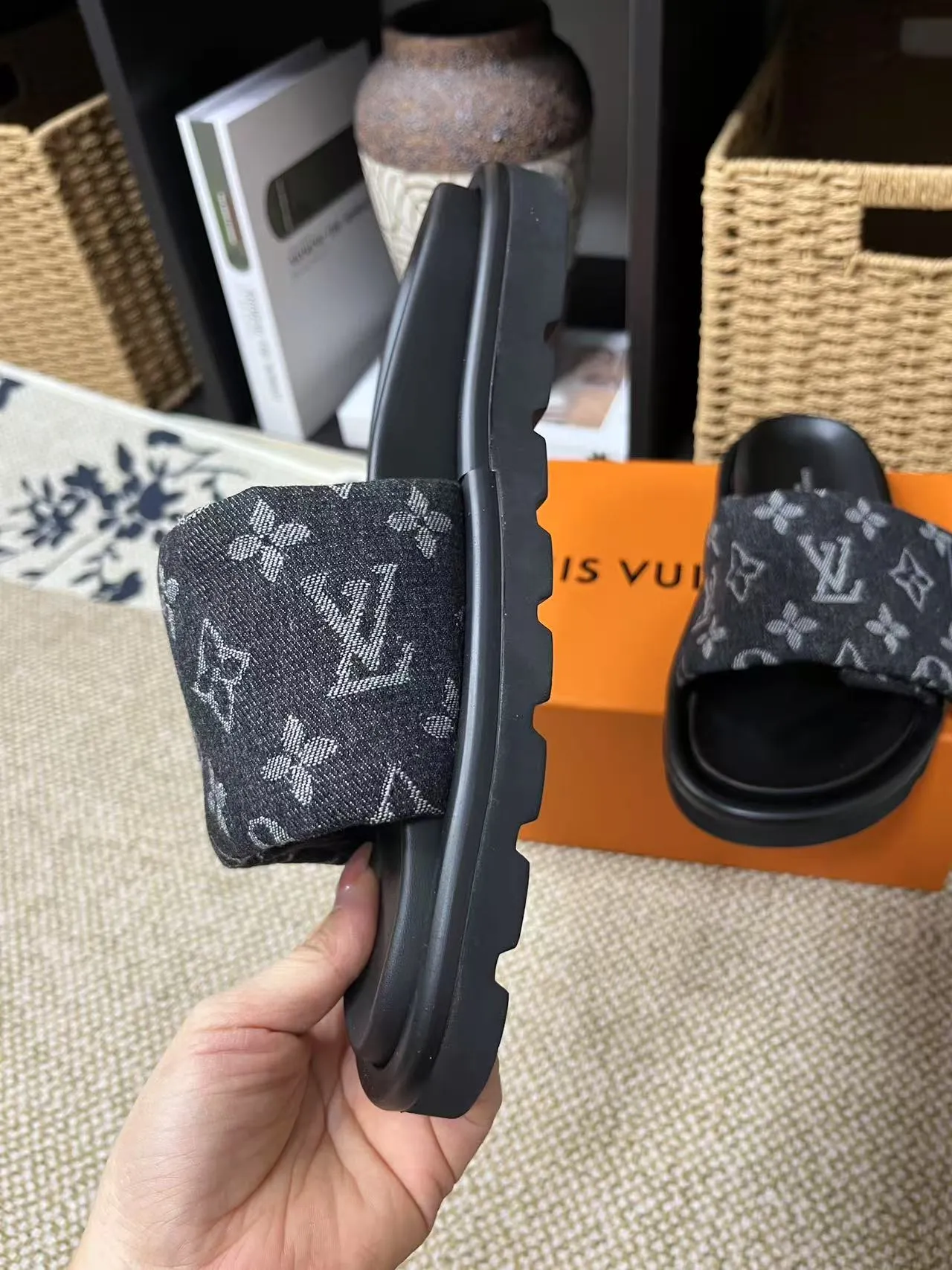 P340 yuan LV Louis Vuitton Full of high-end feel! A popular model among bloggers at home and abroad, it’s retro and fashionable, and looks stunning on your feet! Mainly recommended model on the official website★ ━━━━━ ЅᏇєєt ━━━━━ ▪️Upper: original calfskin ➕5D printing process ▪️Inner: imported mixed sheepskin ▪️Outsole: original molded foam outsole ▪️Size: Female 35-40 Men's 39-44 (women's 41 men's 45)